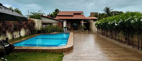 Una piscina al aire libre