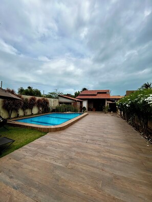 Una piscina al aire libre