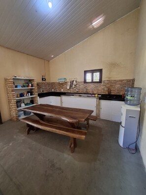 Fridge, stovetop, blender, cookware/dishes/utensils