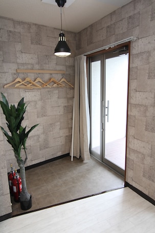 1 habitación, espacio para trabajar con laptop y cortinas blackout