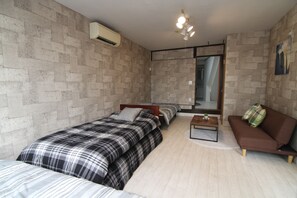 City House | 1 bedroom, laptop workspace, blackout drapes, iron/ironing board - Triangle 1 (Beppu)