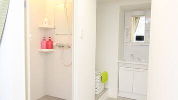 City huis | Badkamer | Gratis toiletartikelen, een haardroger, pantoffels, handdoeken