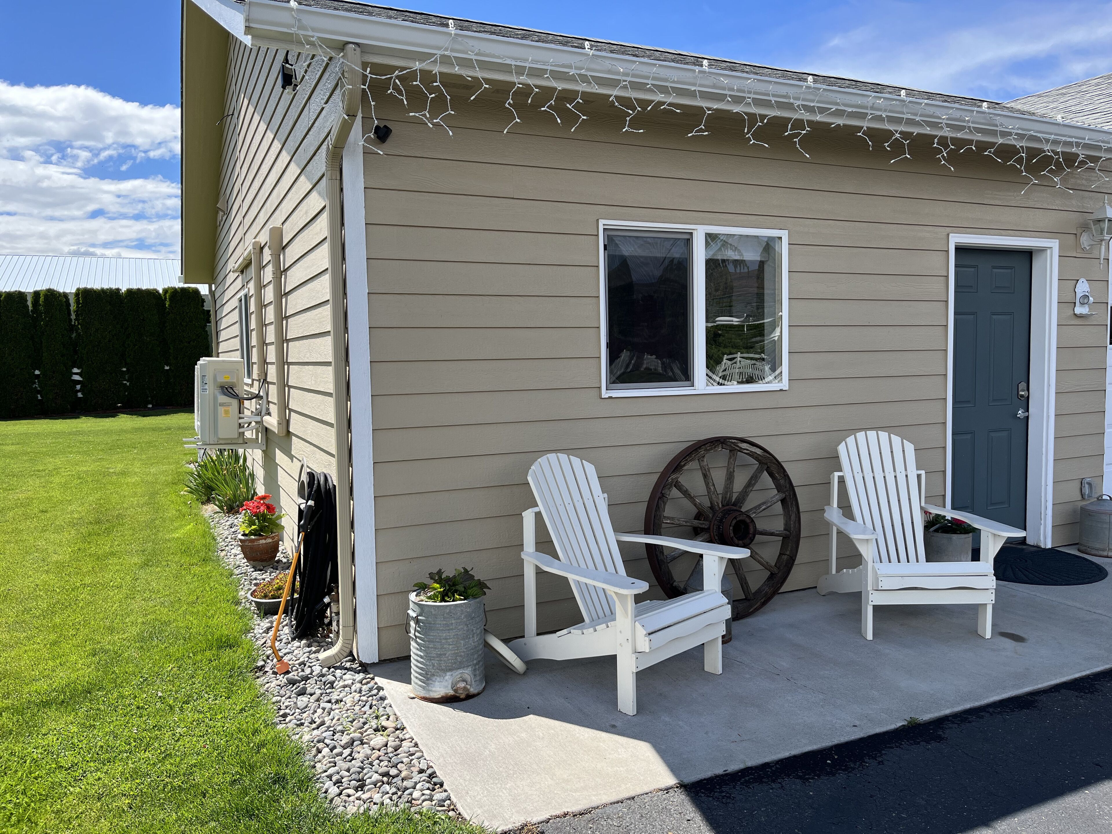 Very cozy and private 1 bedroom in the perfect location!