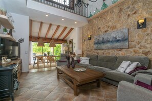 Una televisión, una chimenea