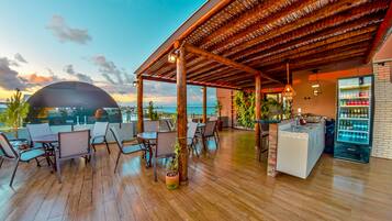 Café da manhã, almoço e jantar; culinária italiana, vistas para a praia