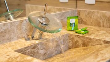 Camera Premium, vista mare | Bagno | Doccia, asciugamani, sapone, shampoo