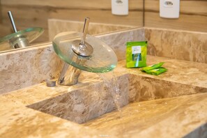 Premium-huone, merinäköala | Kylpyhuone | Suihku, pyyhkeet, saippua, sampoo