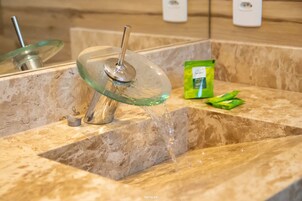 Quarto premium, vista para o mar | Banheiro | Chuveiro, toalhas de banho, sabonete, shampoo
