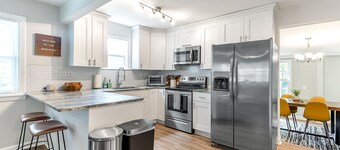 3 BR Beach Bungalow Minutes to the Beach! Dogs Allowed!