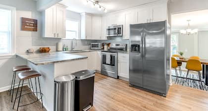 3 BR Beach Bungalow Minutes to the Beach! Dogs Allowed!