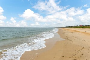 靠近海滩、沙滩椅、沙滩毛巾