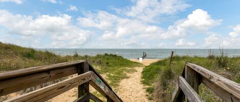 Playa en los alrededores, camastros y toallas de playa