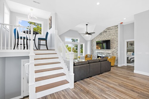 Beautiful 5 bedroom home - heated pool for an extra fee & hot tub 