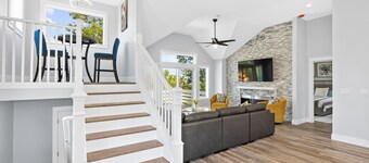 Beautiful 5 bedroom home - heated pool for an extra fee & hot tub 