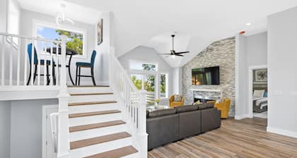 Beautiful 5 bedroom home - heated pool for an extra fee & hot tub