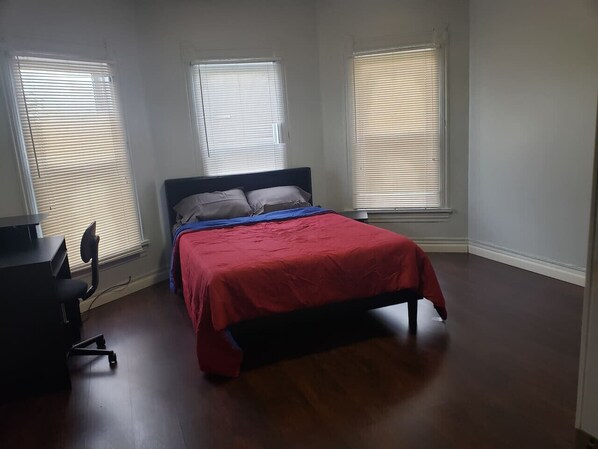 Desk, iron/ironing board, WiFi, bed sheets