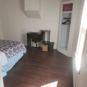 Desk, iron/ironing board, WiFi, bed sheets - (F1) Convenient 3br Syracuse University apartment (Syracuse)