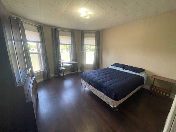 Une chambre à coucher avec un lit, un bureau et une chaise.