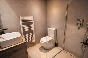 Dusche, Haartrockner, Handtücher