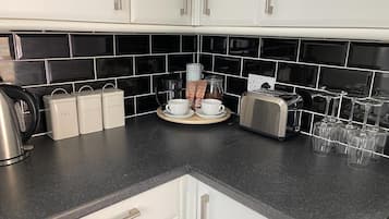 冷蔵庫、電子レンジ、オーブン、コンロ