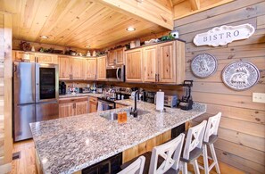 Een koelkast, een microgolfoven, een kookplaat, een vaatwasser