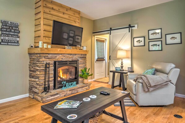 TV, fireplace, DVD player, books