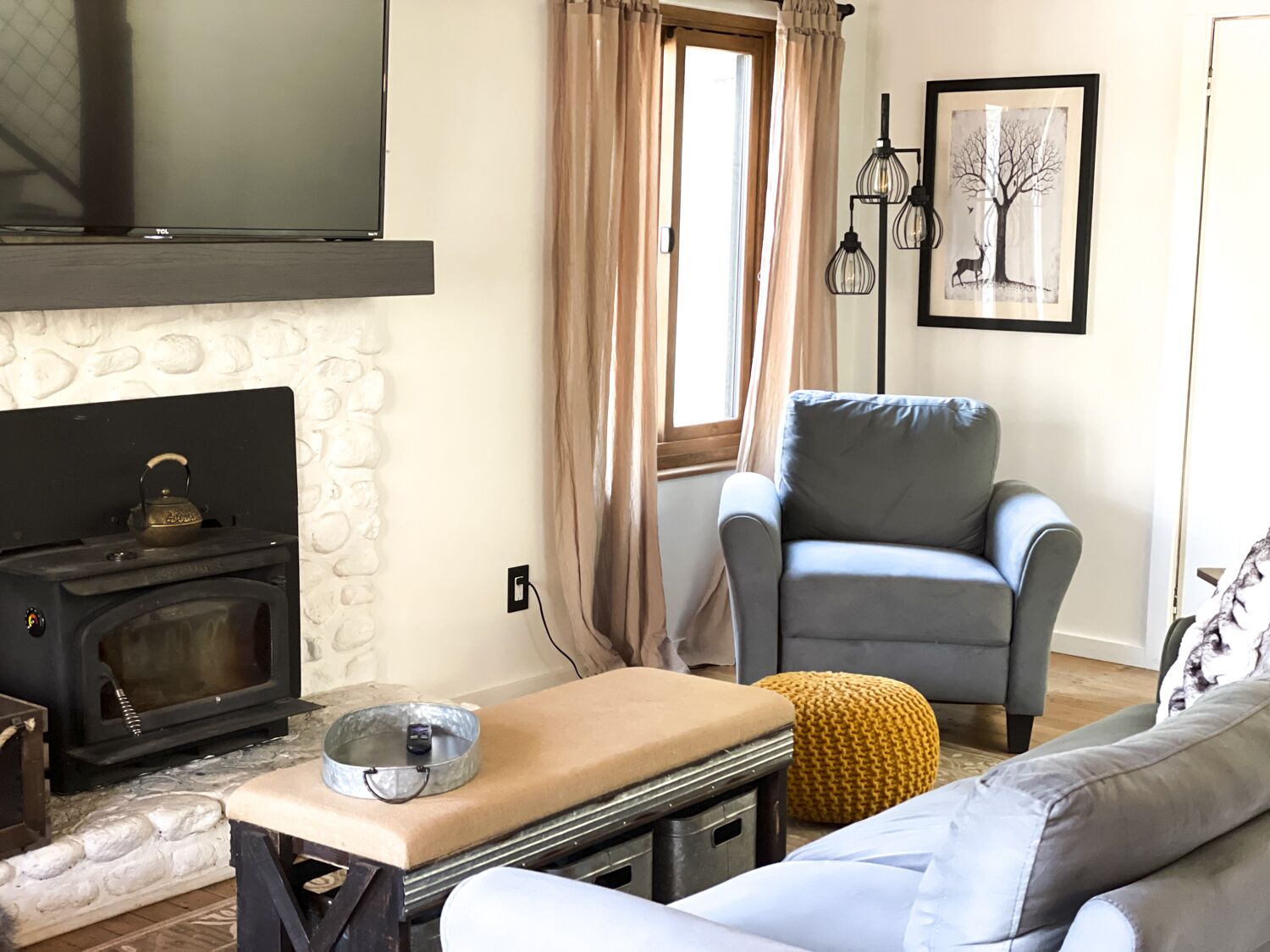 Smart TV, fireplace, books, offices