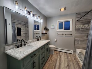 Combined shower/tub, hair dryer, towels, soap - spacious updated 2 BR apartment, minutes from the airport (Anchorage)