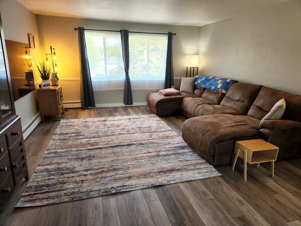 Smart TV - spacious updated 2 BR apartment, minutes from the airport (Anchorage)