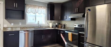 Fridge, oven, stovetop, dishwasher