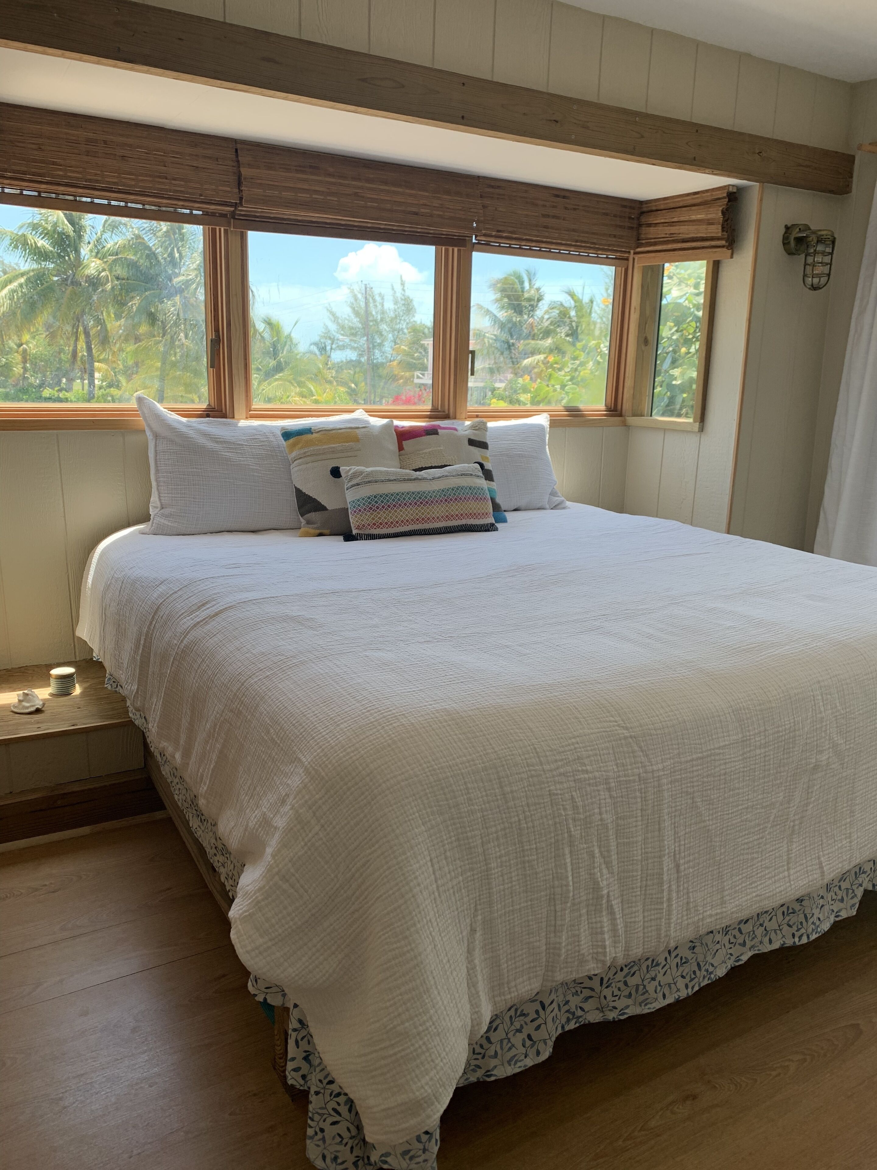 2 bedrooms, desk, iron/ironing board, WiFi