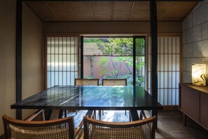 Familiesuite | Oppholdsområde | En 24-tommers Flatskjerm-TV med digitale kanaler samt TV