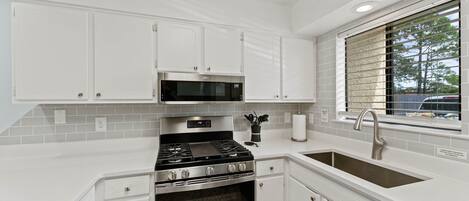 Jääkaappi, mikroaaltouuni, uuni, liesi