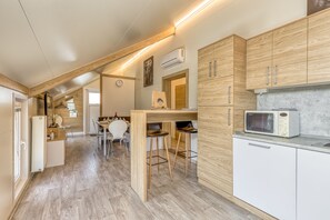 Réfrigérateur, un four, surface de cuisson, lave-vaisselle