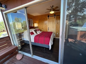 2 chambres, fer et planche à repasser, lit de bébé portatif