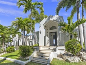 Exterior - Luxury 3 BR Villa with Lagoon and Ocean view - Nearby Nicest Beach and nightlife (Cupecoy)