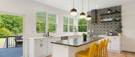 Jääkaappi, mikroaaltouuni, uuni, liesi