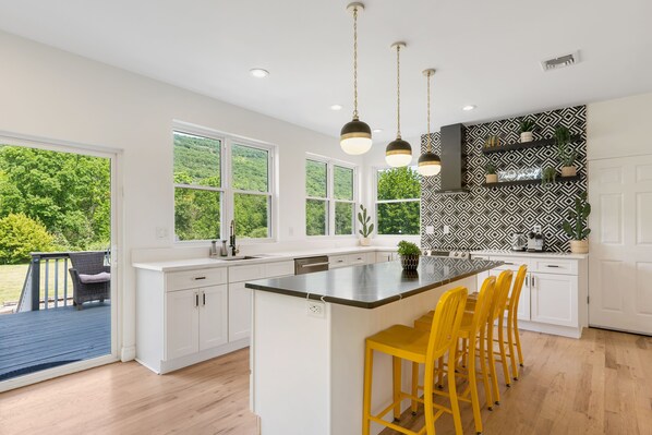 Køleskab, mikrobølgeovn, ovn, kogeplade