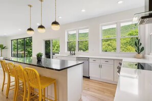 Réfrigérateur, four à micro-ondes, un four, surface de cuisson