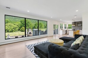 Téléviseur connecté, foyer, table de ping-pong, chaîne audio