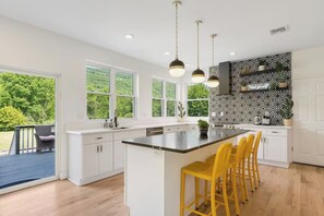 Réfrigérateur, four à micro-ondes, un four, surface de cuisson