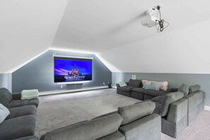 Televisión, chimenea, tenis de mesa y libros 