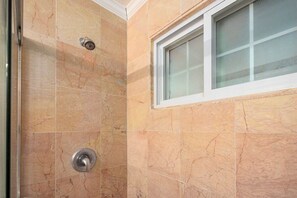 Dusche, Haartrockner, Handtücher, Shampoo