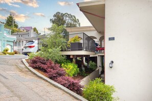 Property grounds - Dog-OK at Capitola Vista #1 (Capitola)