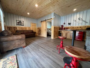 Cabaña Deluxe | Zona de estar | Smart TV de 55 pulgadas con canales digitales, una televisión