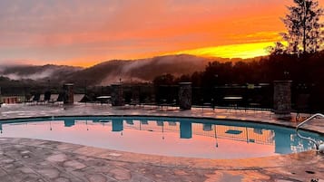 Una piscina al aire libre de temporada