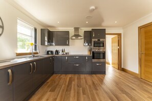 Fridge, microwave, oven, stovetop - Higginsneuk -  a cottage that sleeps 4 guests  in 2 bedrooms (Airth)