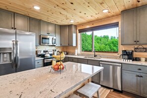 Kylskåp, mikrovågsugn, ugn och spishäll