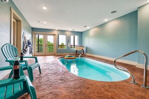 Een binnenzwembad en een verwarmd zwembad