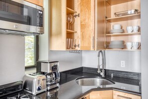 冷蔵庫、電子レンジ、オーブン、コンロ